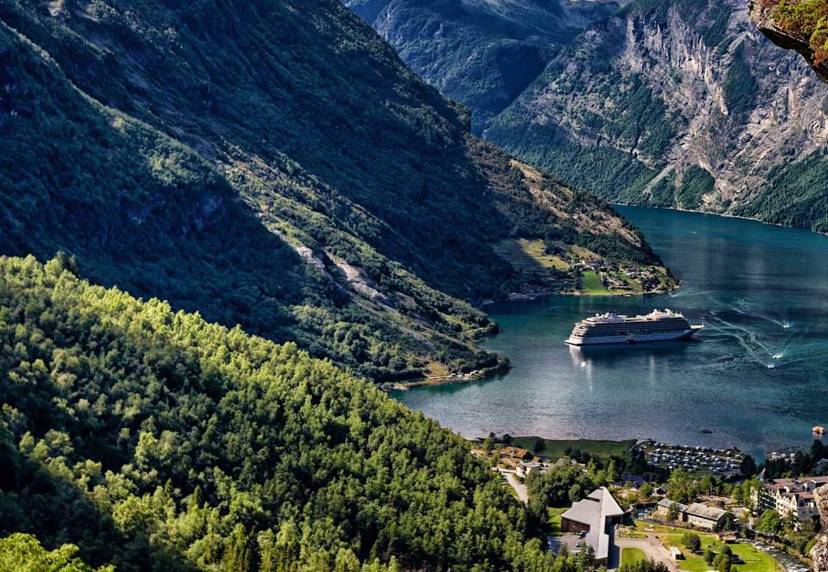 Norway In-Depth: Cities, Fjords & Arctic Circle photo 1