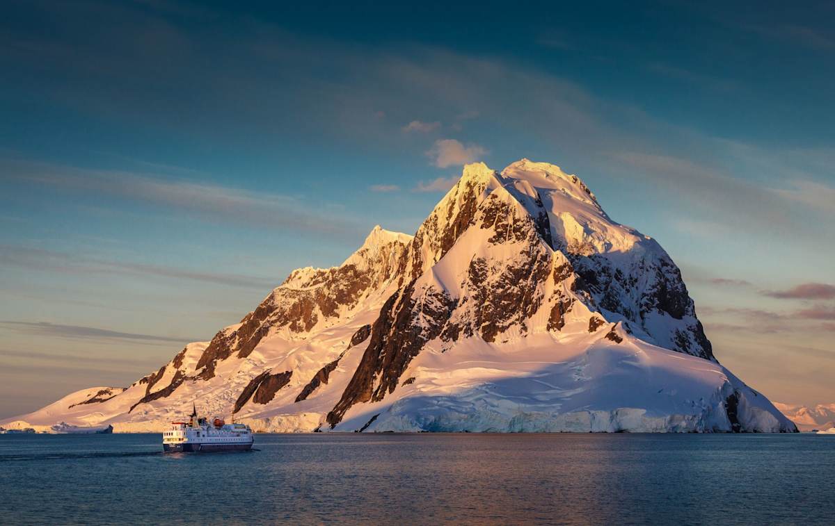 Crossing the Antarctic Circle photo 3