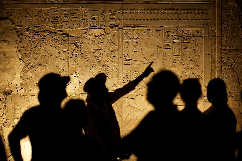 egypt people reading hieroglyphs