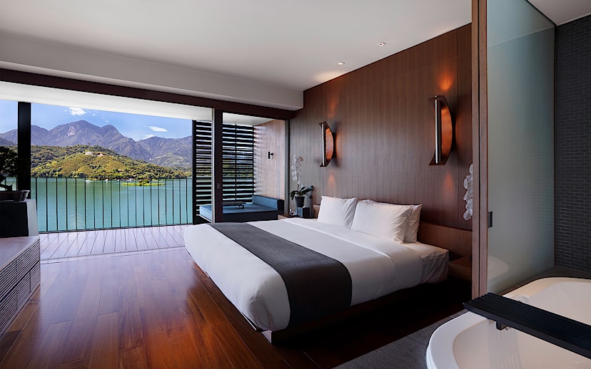Lake View Deluxe Suite