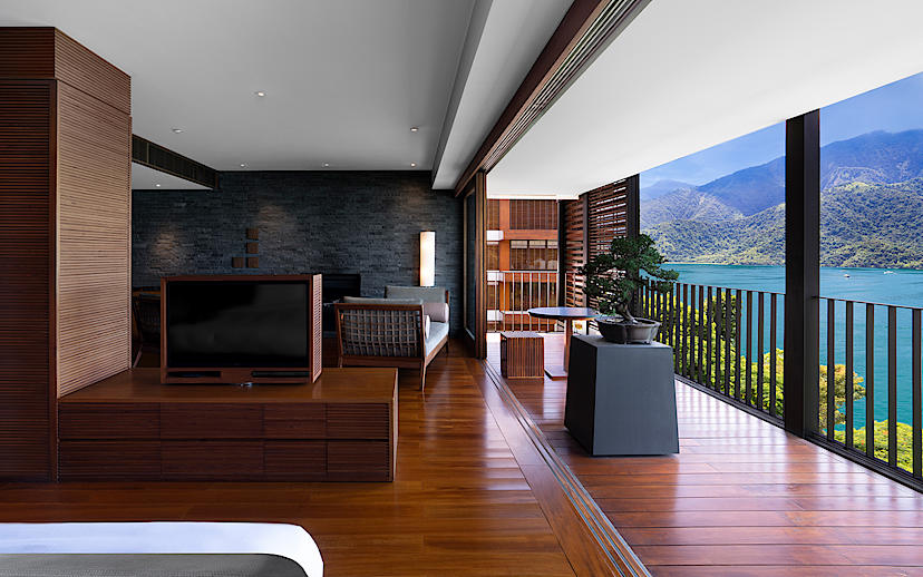 Lake View Deluxe Suite
