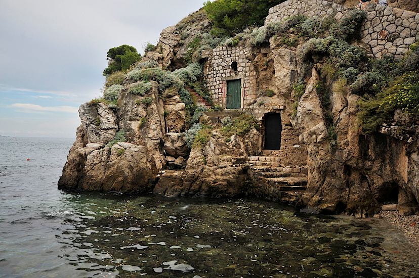 croatia dubrovnik homes on shore