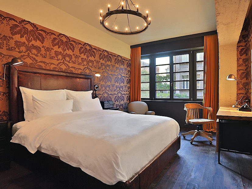 Urban Queen Room