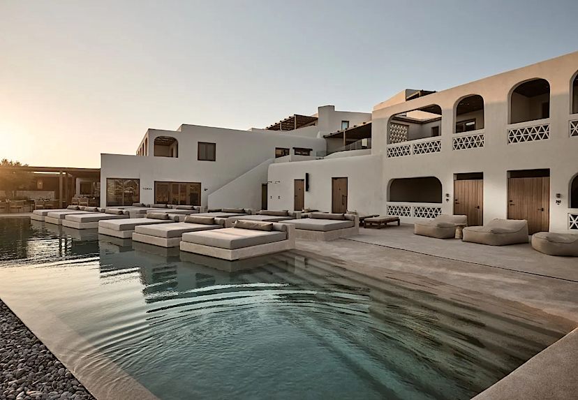 Outdoor Pool & Sun Lounge