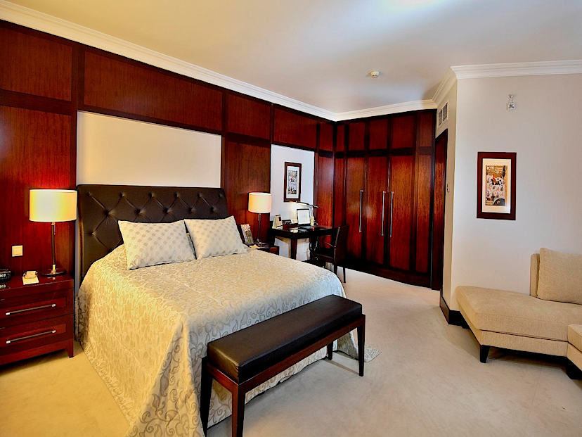 Corner Room with Spa Tub