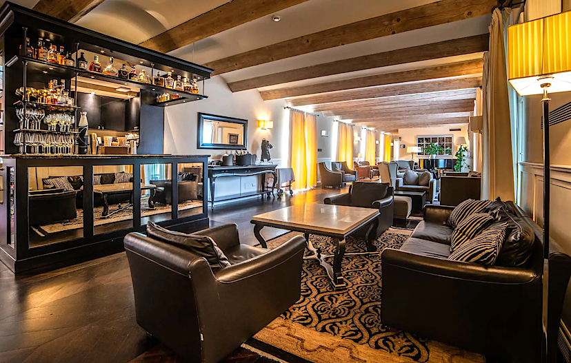 Bar & Lounge