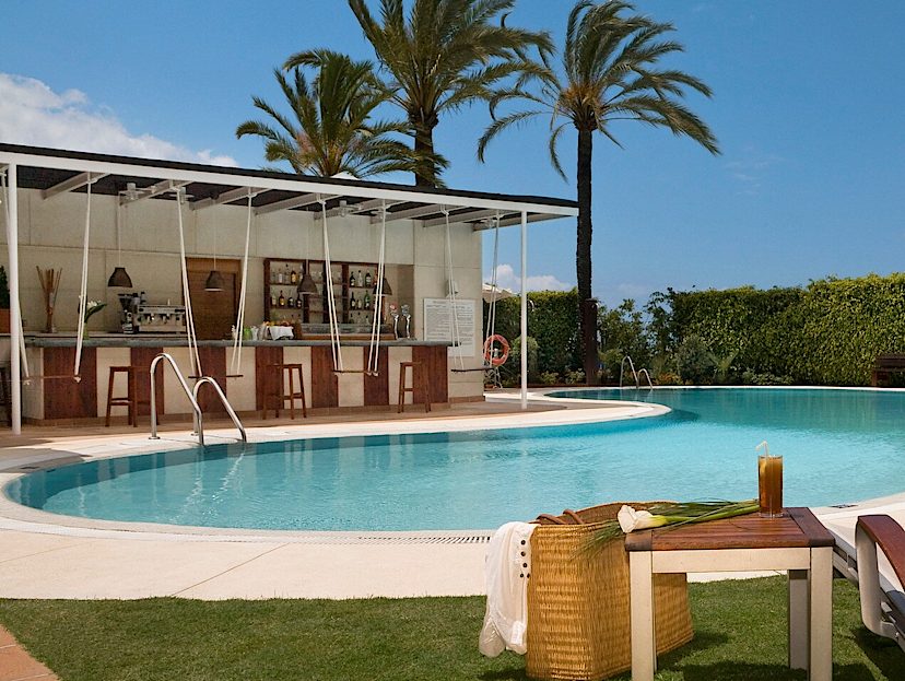 Swimming Pool & Bar