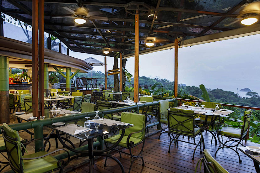 Dining at Si Como No