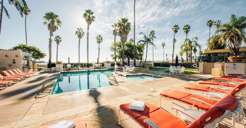 Swimming Pool & Poolside Lounge