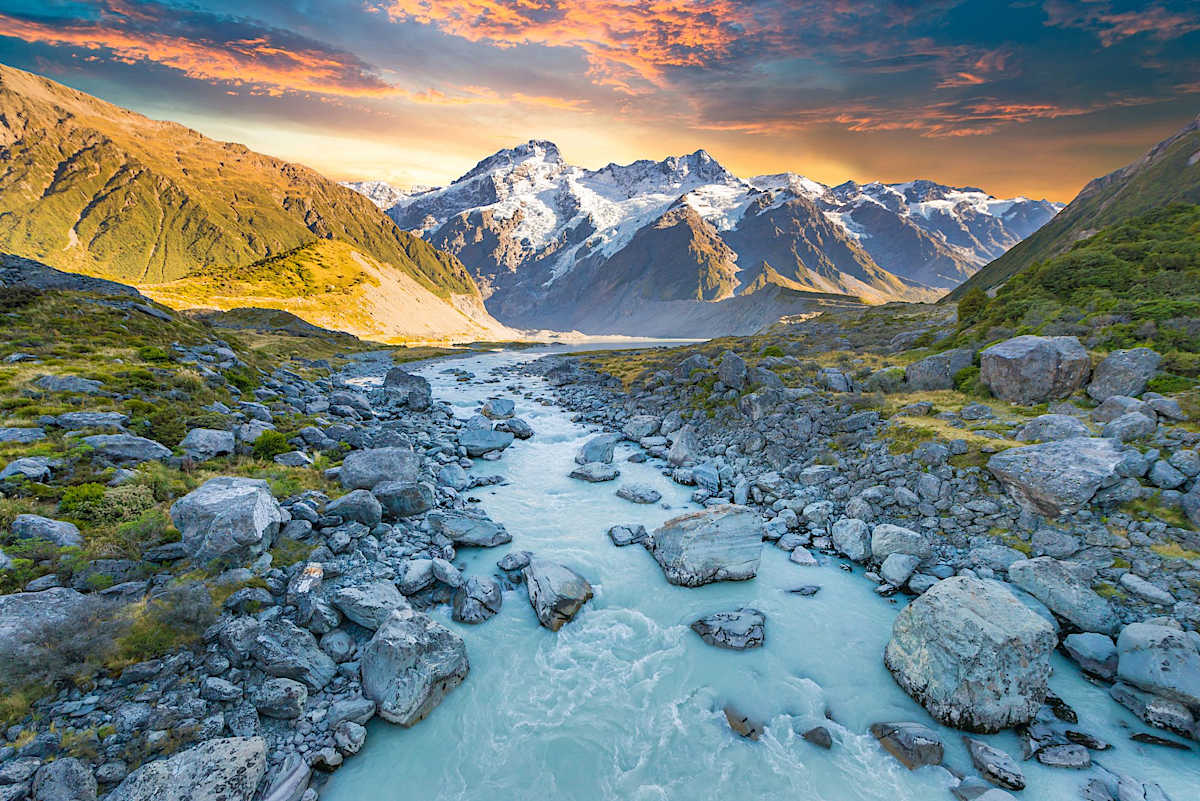 Explore New Zealand with private guides and a tailor-made itinerary.