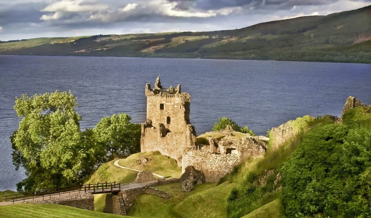 Urquhart Castle, Scotland: Visitor's Guide of Loch Ness's Ancient