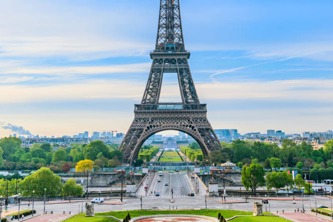 Visiting the Eiffel Tower: Highlights, Tips & Tours