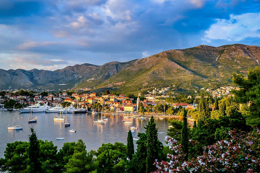 All Aboard!, Hvar