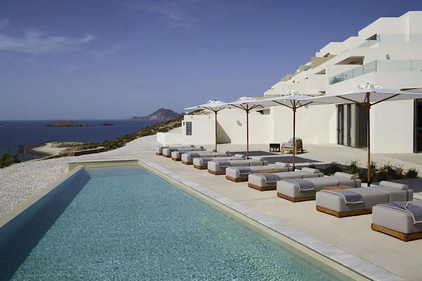 Relax and Recharge, Milos
